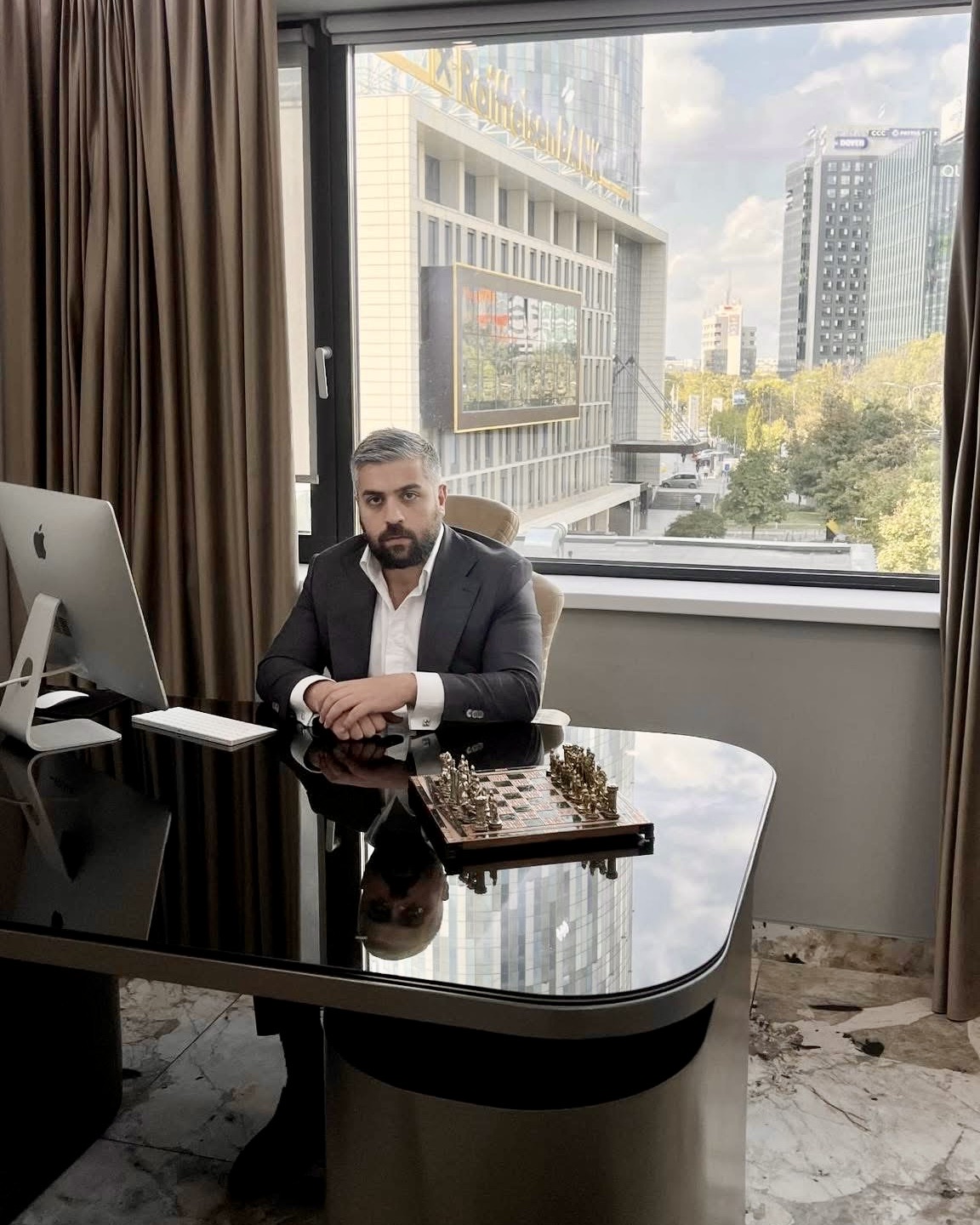 Dr. Yazan Aq. în biroul clinicii sale din București
