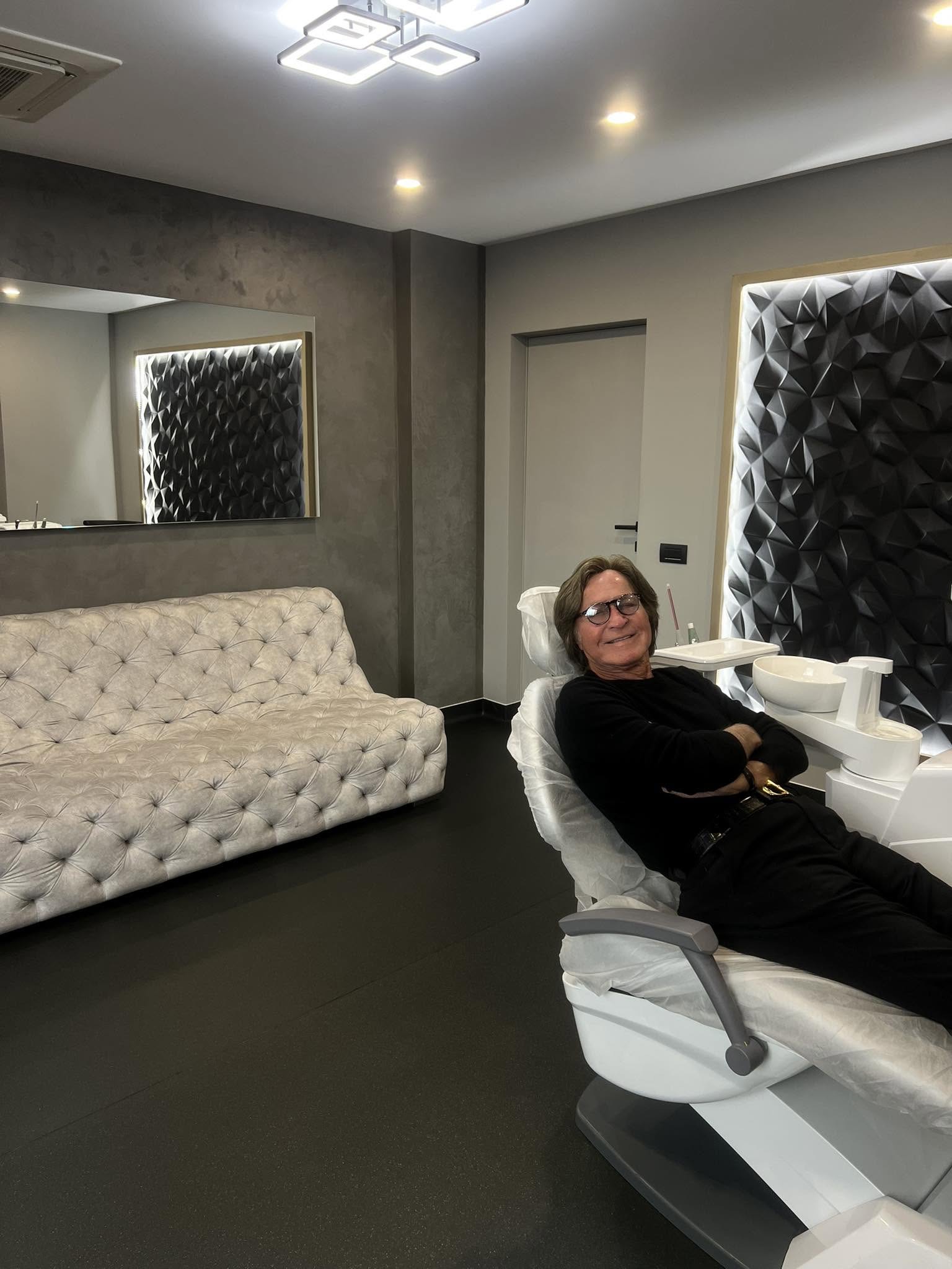 Mohamed Hadid în clinica Dr. Yazan Aq. din București