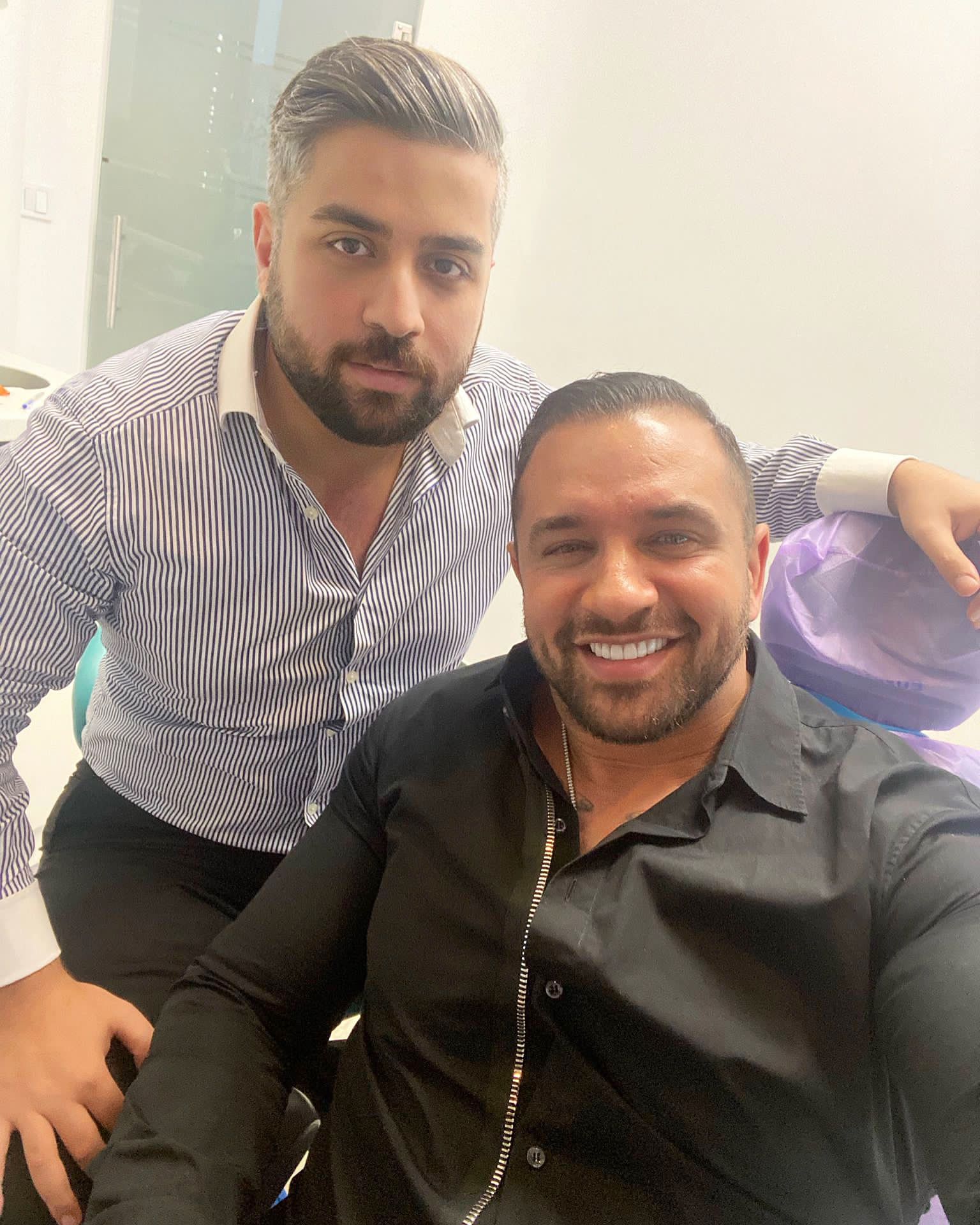 Dr. Yazan Aq. alături de un pacient